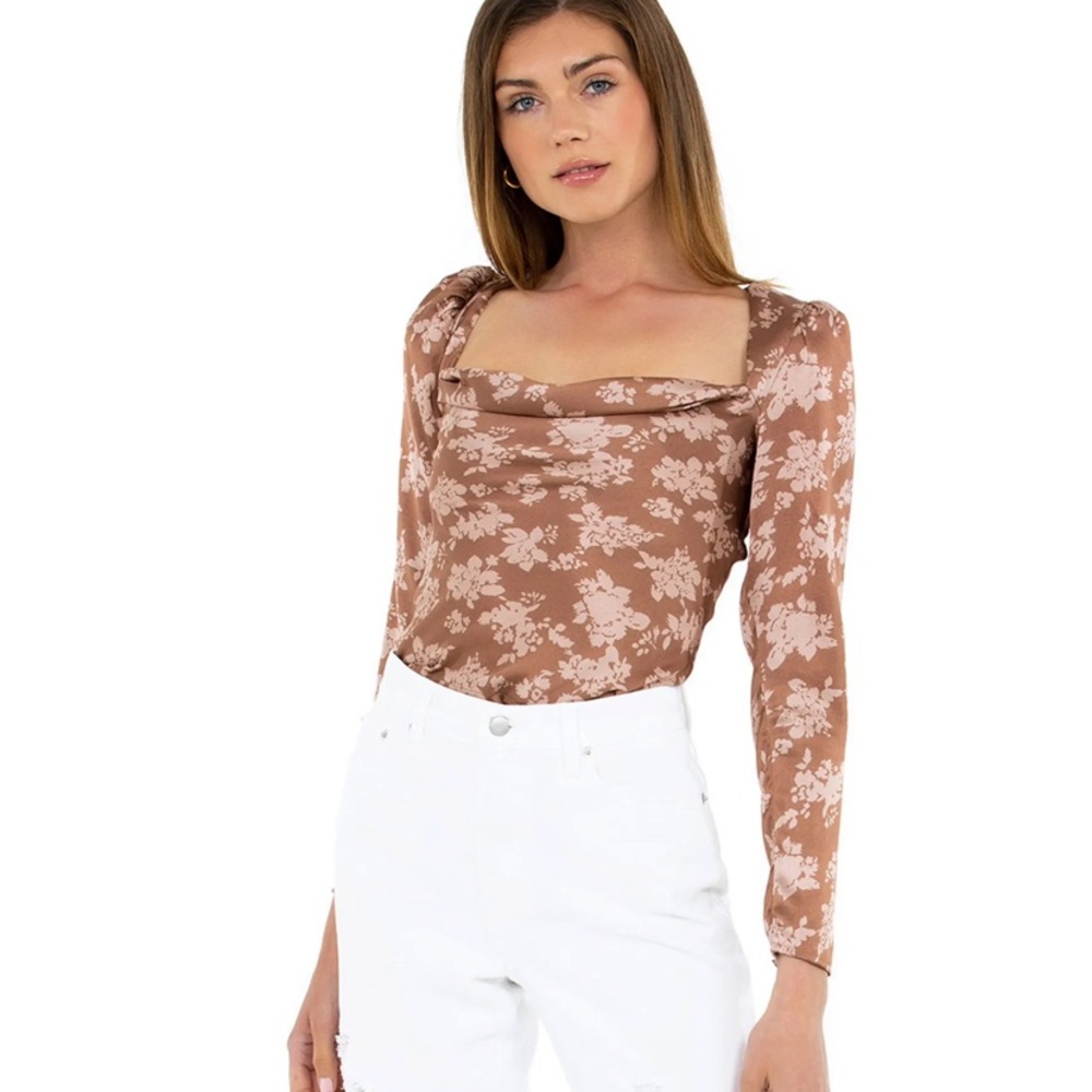 ASTR THE LABEL FLORAL LONG SLEEVE BACK CUTOUT TOP